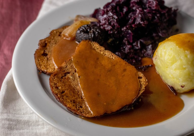 Seitanbraten Mit Apfel Rotkohl Bratensauce Und Kn Deln Dailyvegan