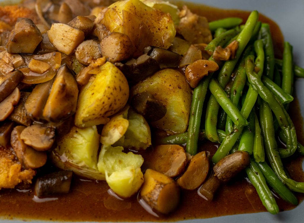 Vegane Schnitzel Mit Pilz Maronen Ragout Pellkartoffeln Und Bohnen