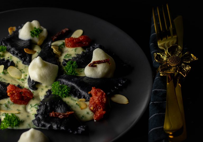 Ricotta Tomaten Ravioli mit Petersiliensauce und Trüffelschaum