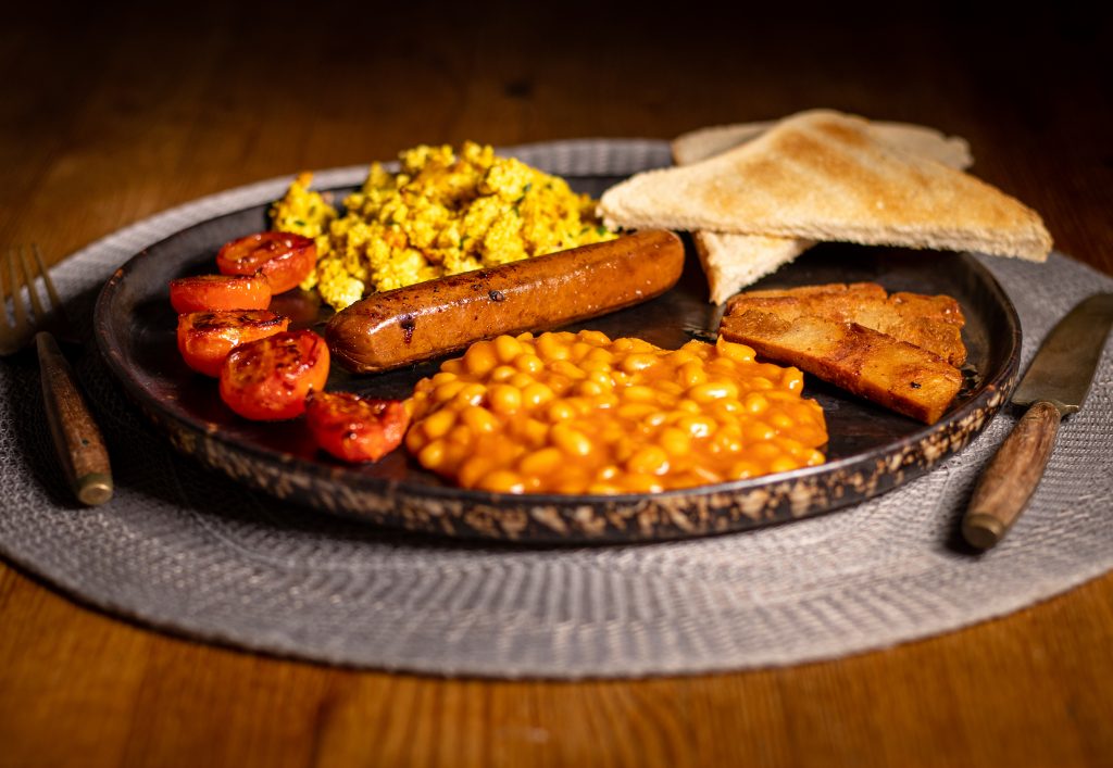 English Breakfast Full English vegan Mit Rührei Baked Beans und Bacon