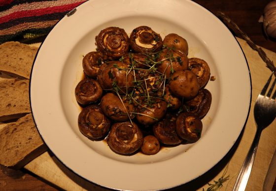 Schlemmer Knoblauch-Champignons aus dem Ofen - Dailyvegan