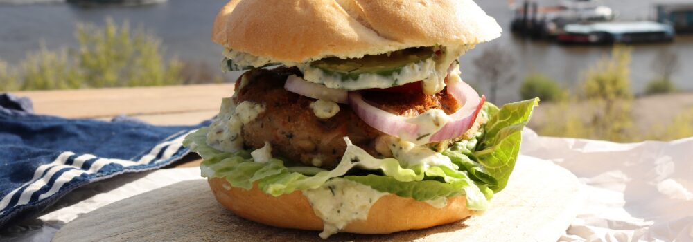 Belegtes Brötchen mit veganer Fischfrikadelle, Vischfrikadelle - auf die Faust