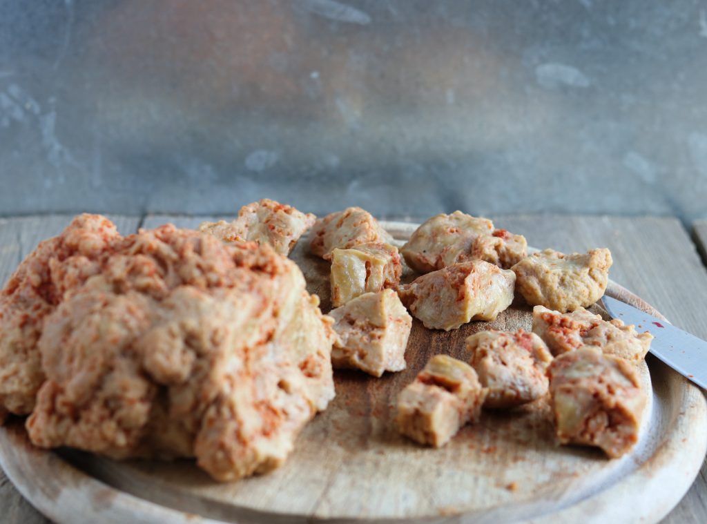 1. Der Seitan wird geknetet und geschnitten. Er soll schön rot-fleckig werden.