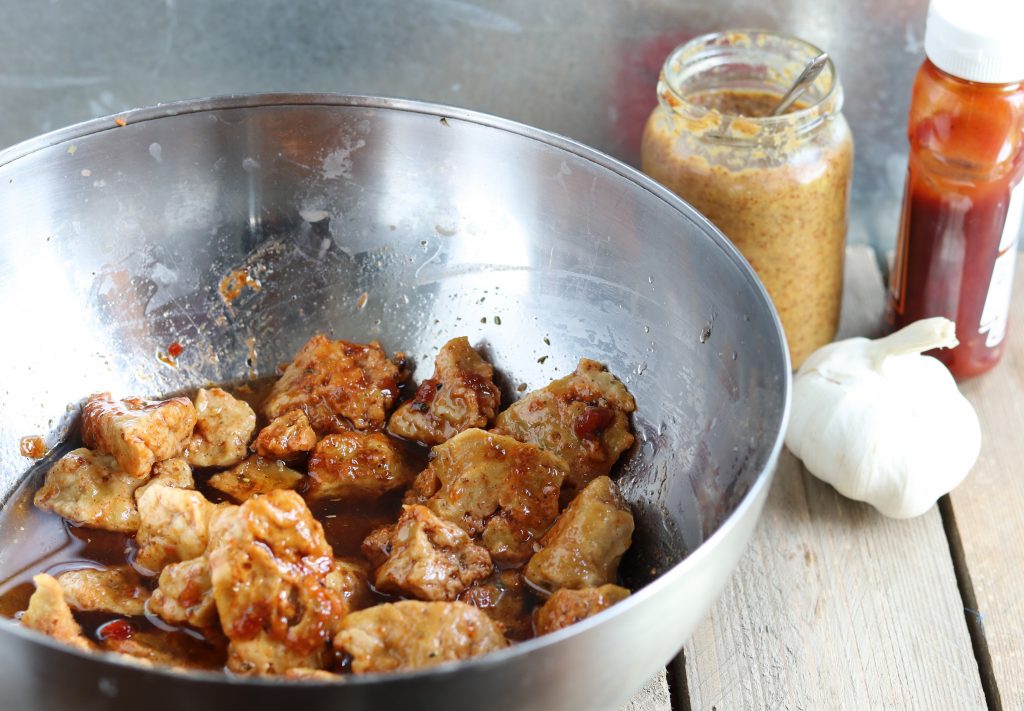 2. Der Seitan wird mindestens eine Stunde mariniert, dann können sie Spieße bestückt und gegrillt werden.