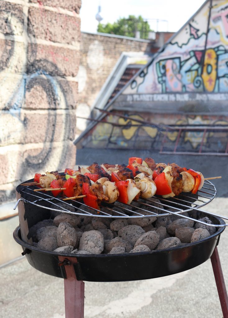 Vegane Grillspieße auf dem Grill auf meinem ehemaligen Dach in Berlin