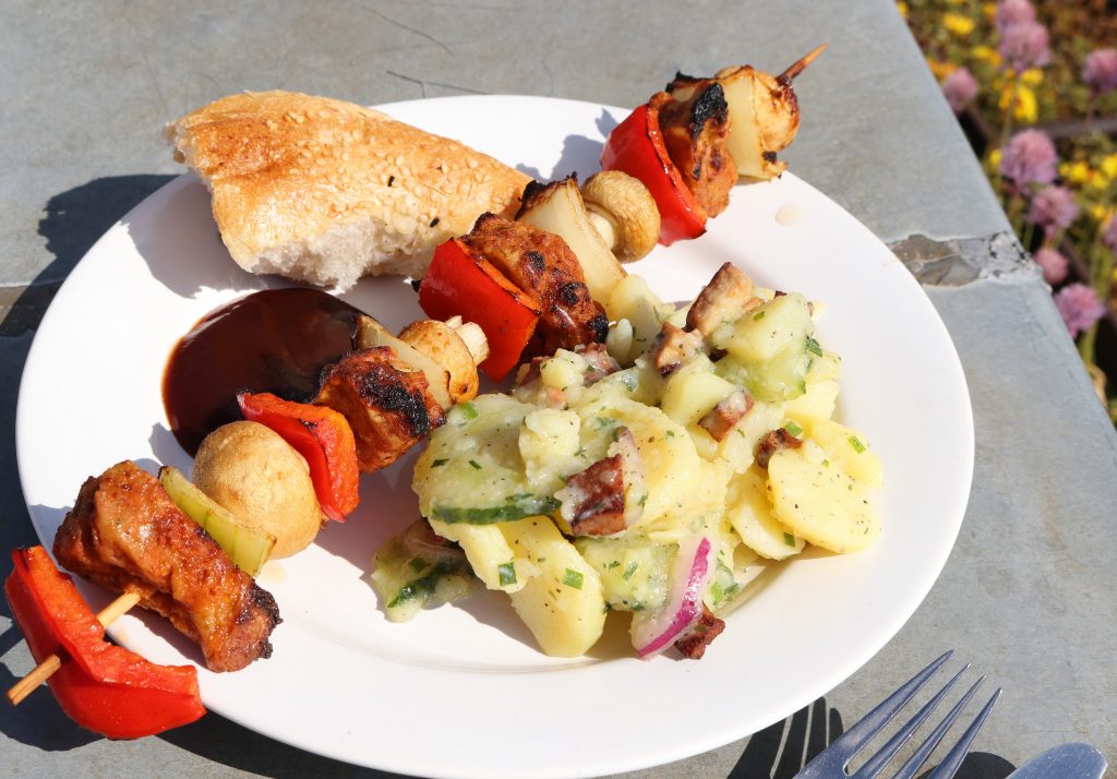 Vegane Grillspieße schmecken, wie Schaschlikspieße mit tierischem Fleisch, sehr gut mit allerlei Dips