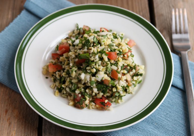 Taboulé - libanesicher Bulgursalat mit Petersilie und Minze - Dailyvegan