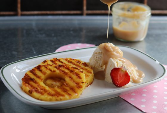 Gegrillte Ananas mit Vanilleeis und salziger Karamellsoße - Dailyvegan