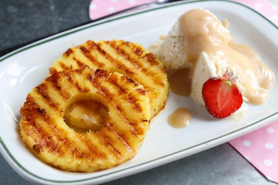 Gegrillte Ananas mit Vanilleeis und salziger Karamellsoße - Dailyvegan