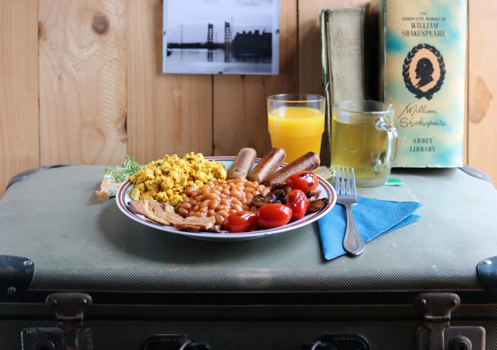 English Breakfast mit selbstgemachtem, veganen Rührei.