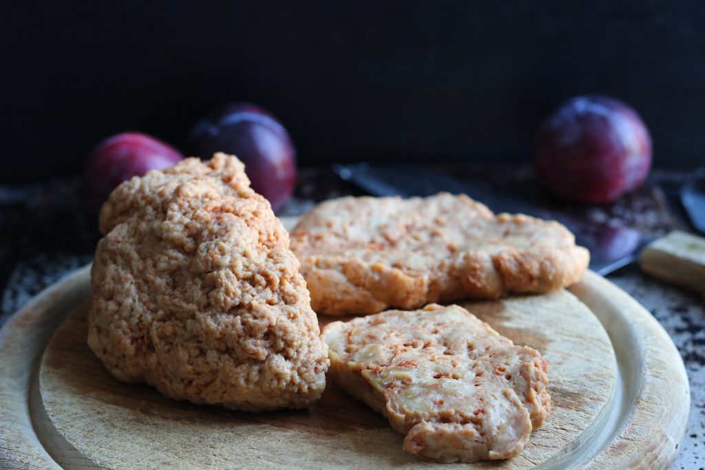 Gegrillte Seitan-Steaks mit Pflaumen an Rote Bete Apfel Salat - dailyvegan