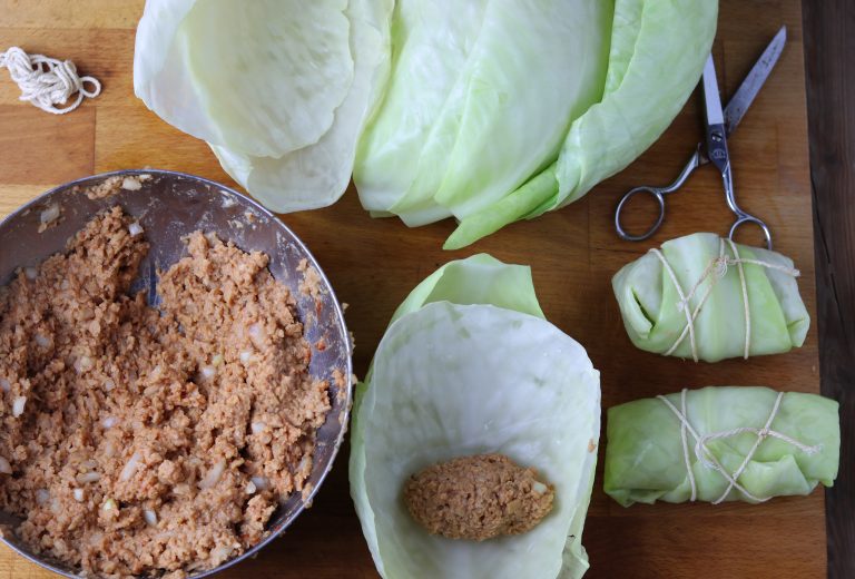 Kohlrouladen - klassisch in Soße mit Salzkartoffeln, vegan - Dailyvegan