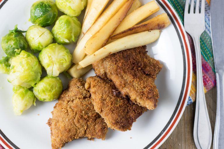 Mini-Schnitzel mit Pastinaken-Frites und Rosenkohl - Dailyvegan