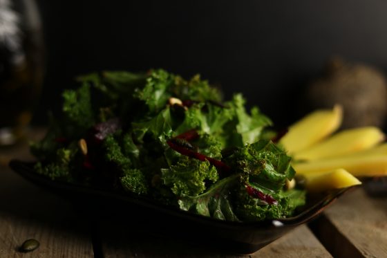 Grünkohlsalat, knackig frisch mit Mangostückchen - Dailyvegan