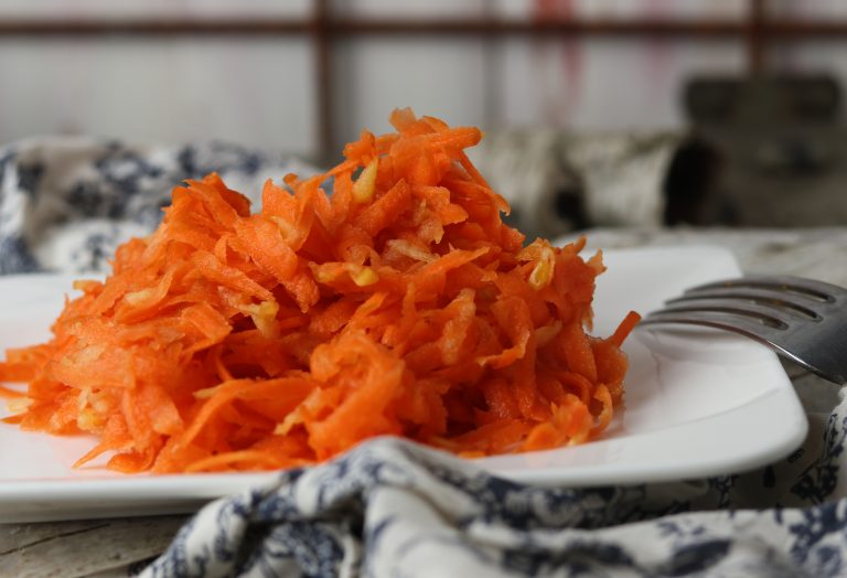 Flinker Karottensalat mit Apfel und Zitronensaft - Dailyvegan