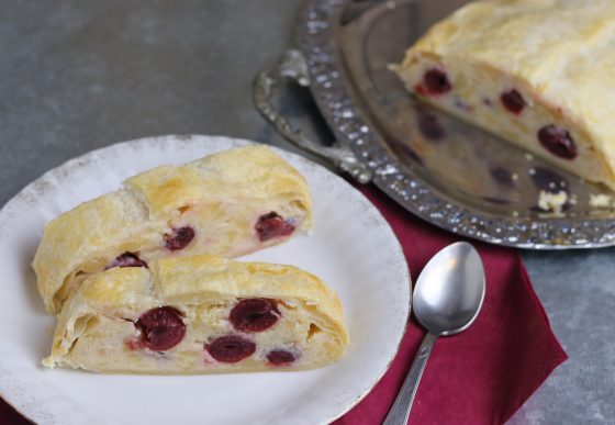 Veganer Quarkstrudel mit Kirschen und Blätterteig - Dailyvegan