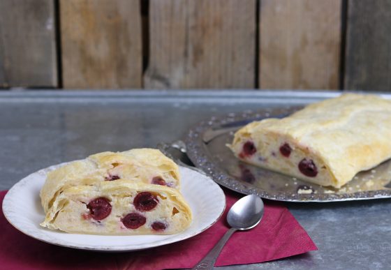 Veganer Quarkstrudel mit Kirschen und Blätterteig - Dailyvegan