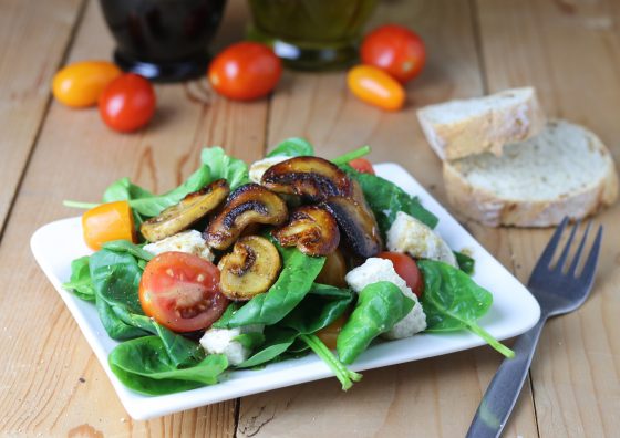 Spinatsalat mit veganem Mozzarella und gebratenen Pilzen - Dailyvegan