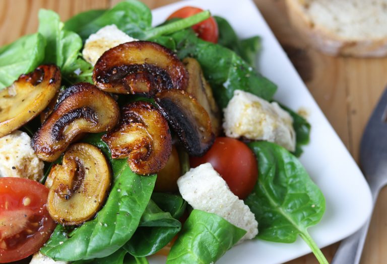 Spinatsalat mit veganem Mozzarella und gebratenen Pilzen - Dailyvegan