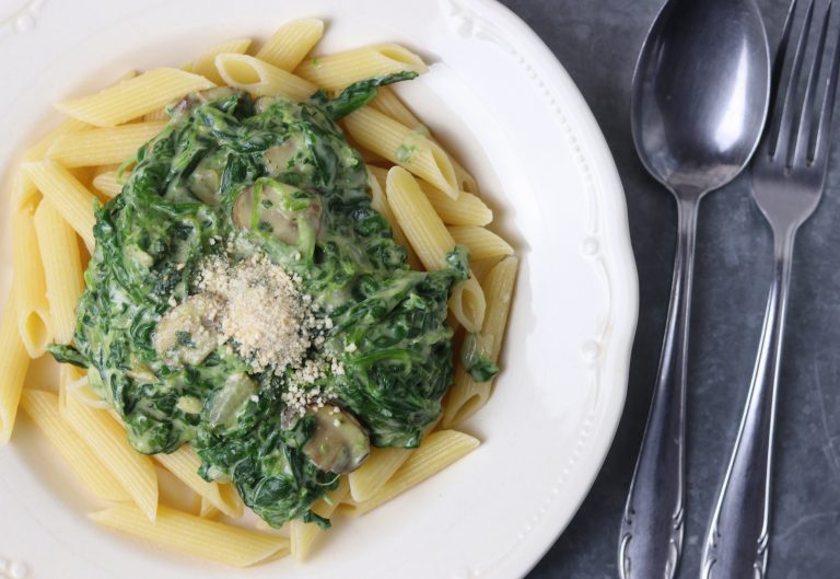 Penne mit Spinat-Sahne-Soße, schnell, einfach und lecker! - Dailyvegan