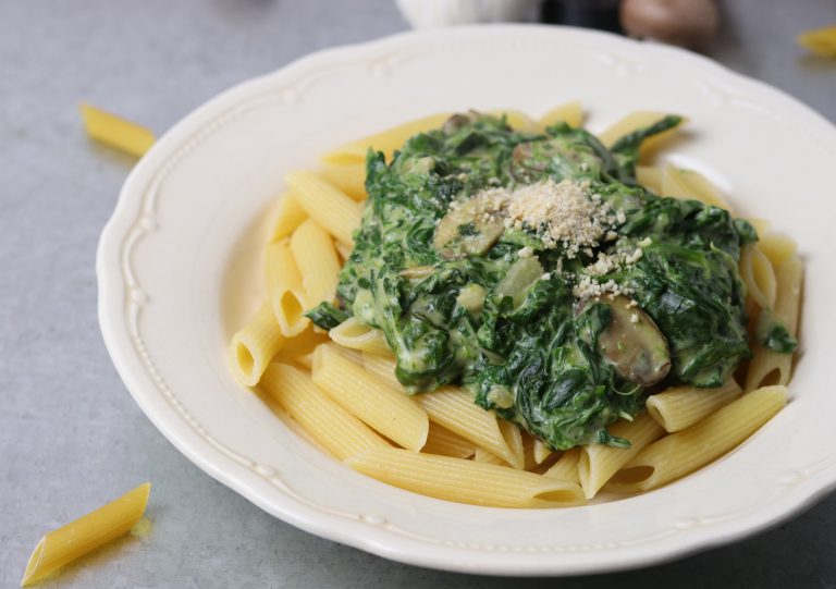 Penne mit Spinat-Sahne-Soße, schnell, einfach und lecker! - Dailyvegan