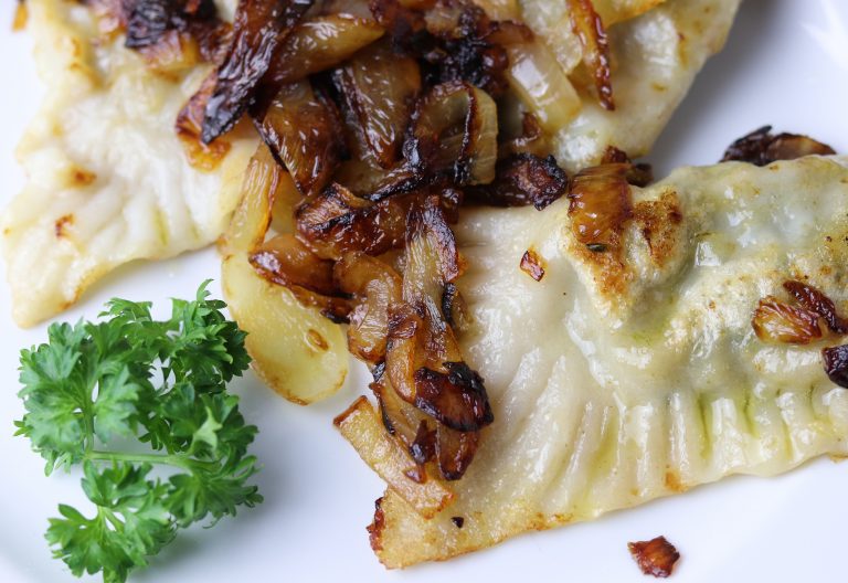 Maultaschen mit karamellisierten Zwiebeln - Dailyvegan