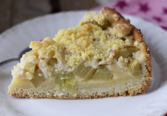 Rhabarberkuchen mit Streuseln und Puddingfüllung - Dailyvegan