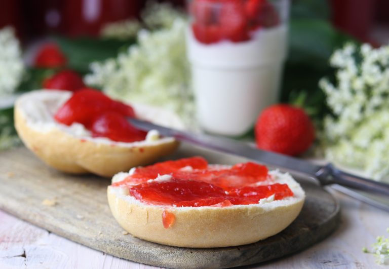 Holunderblüten-Erdbeer-Marmelade - Dailyvegan - Auf&amp;#39;s Brot