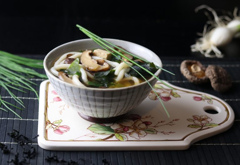 Miso-Suppe, japanisch, einfach zu kochen und vegan - Dailyvegan