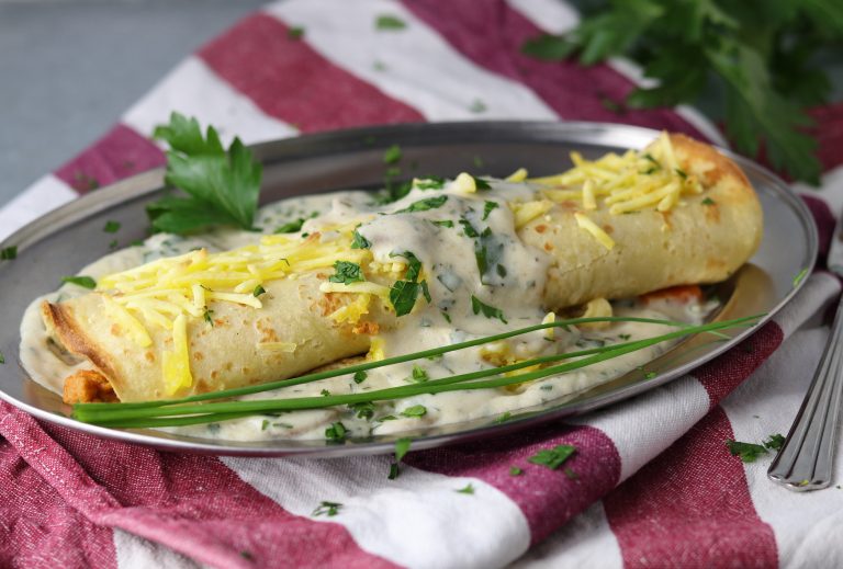 Gefüllte Eierkuchen mit Hack-Gemüse-Füllung und Pilzsauce - Dailyvegan