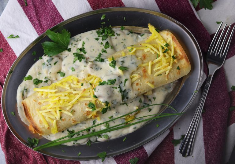 Gefüllte Eierkuchen mit Hack-Gemüse-Füllung und Pilzsauce - Dailyvegan