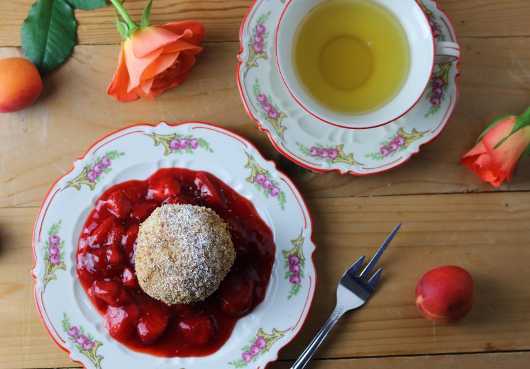 Marillenknödel (Aprikosenknödel) auf Erdbeerkompott - Dailyvegan