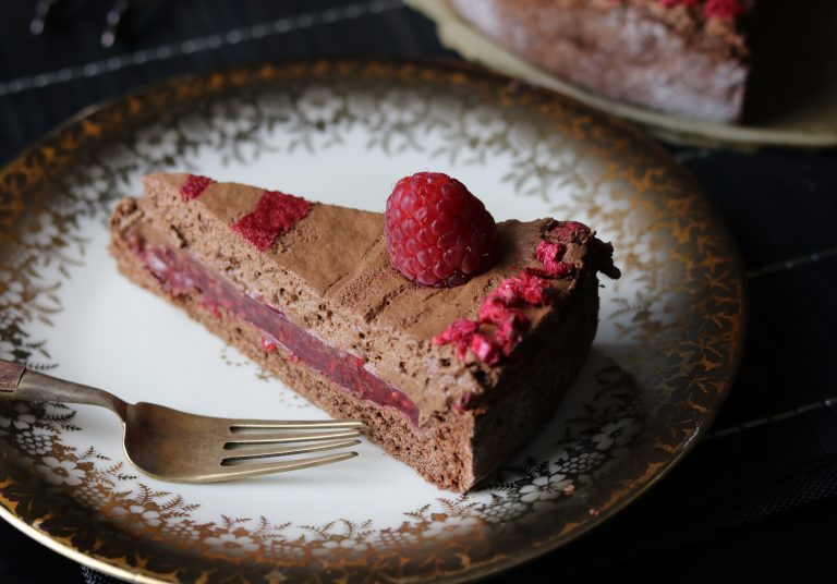 Mousse au Chocolat Kuchen mit innerem Himbeerspiegel - Dailyvegan