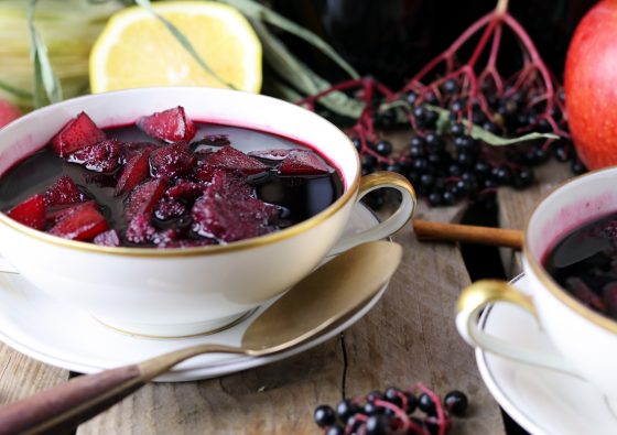 Fliederbeersuppe mit Grießklößchen - gut gegen Erkältung - Dailyvegan