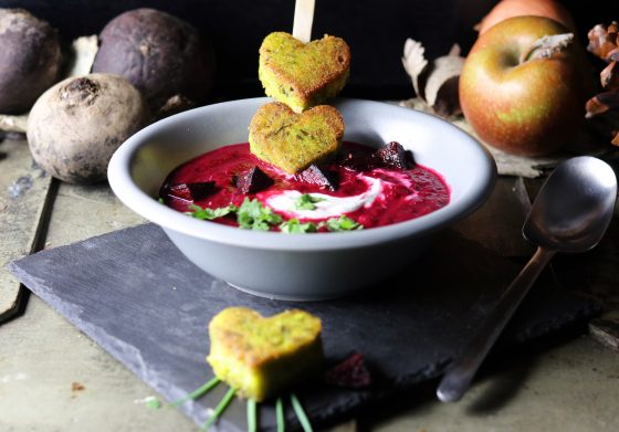 Rote Beete Apfel Suppe - heller Creme - Koriander - grüne Polentaherzen