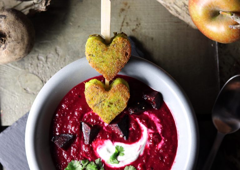 Rote Beete Apfel Suppe - heller Creme - Koriander - grüne Polentaherzen