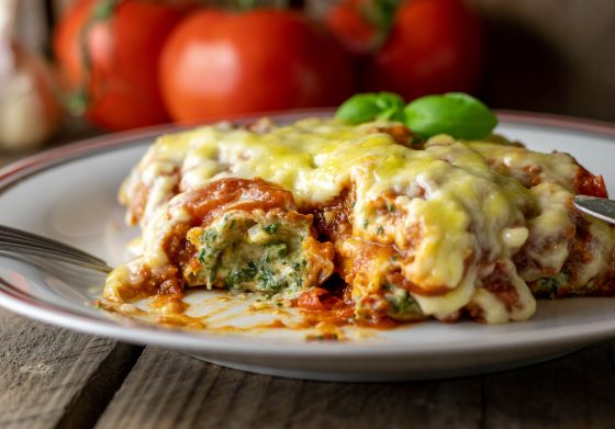 Cannelloni mit veganer Spinat-Ricotta-Füllung und Bolognese - Dailyvegan