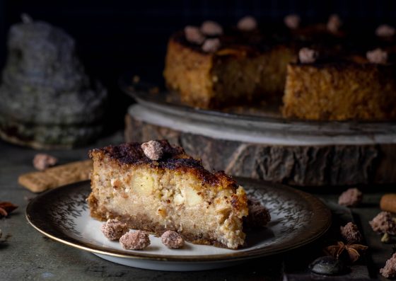 Gebrannte Mandeln Grießkuchen mit Zimtäpfeln auf Spekulatiusboden