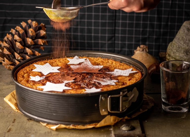 Gebrannte Mandeln Grießkuchen mit Zimtäpfeln auf Spekulatiusboden