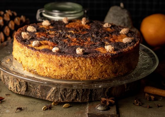 Gebrannte Mandeln Grießkuchen mit Zimtäpfeln auf Spekulatiusboden