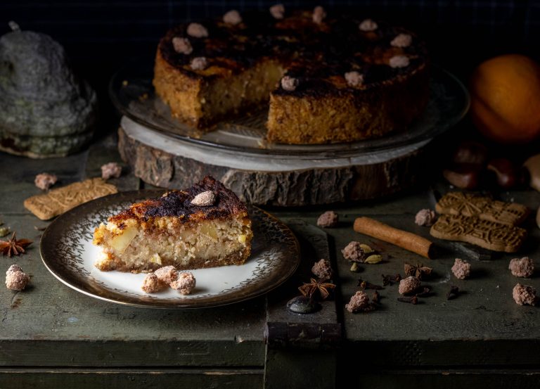 Gebrannte Mandeln Grießkuchen mit Zimtäpfeln auf Spekulatiusboden