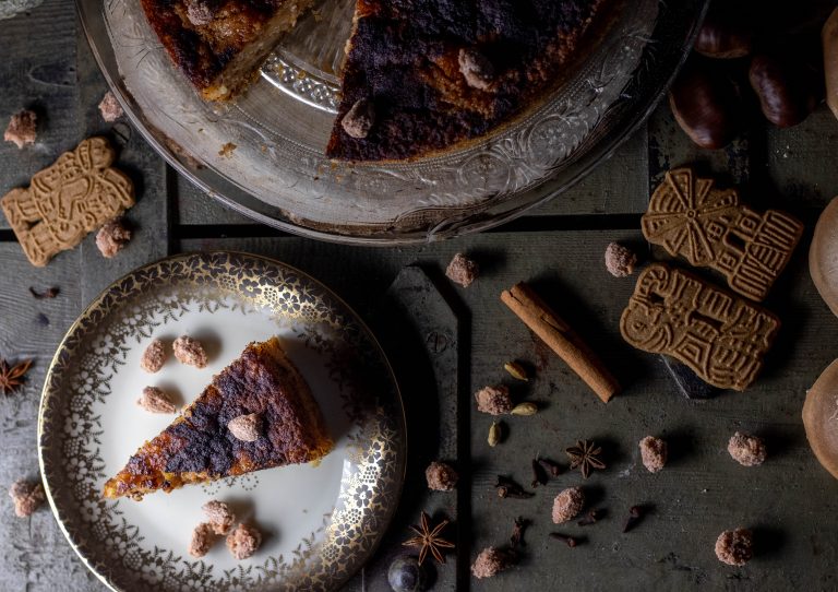 Gebrannte Mandeln Grießkuchen mit Zimtäpfeln auf Spekulatiusboden