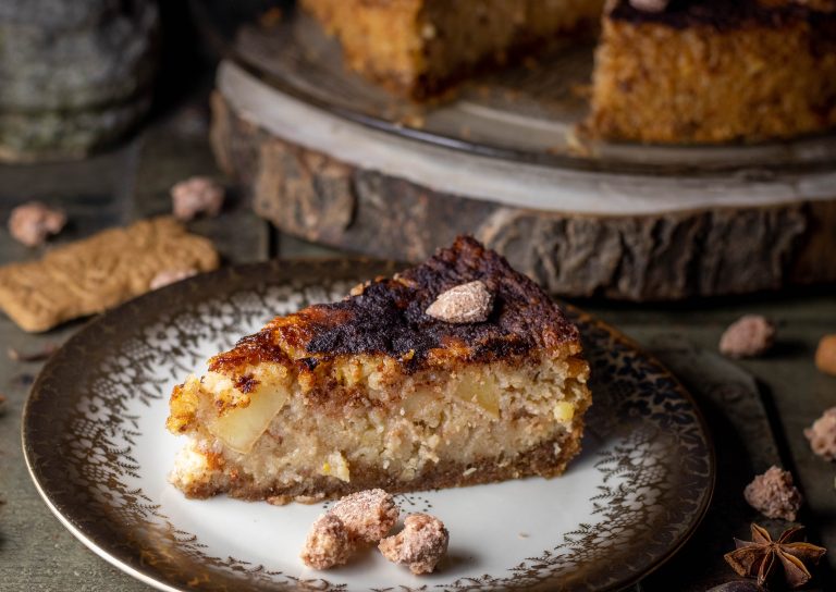 Gebrannte Mandeln Grießkuchen mit Zimtäpfeln auf Spekulatiusboden