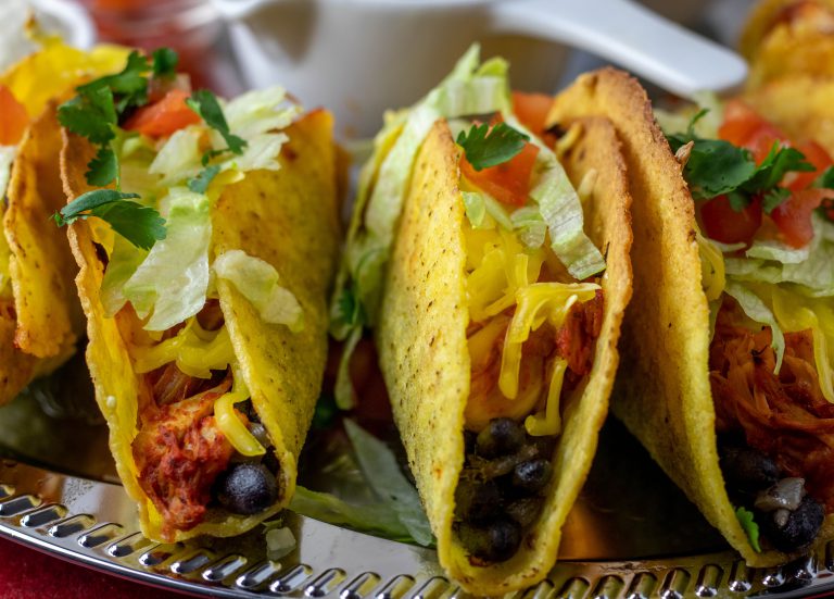 Überbackene Jackfruit-Chicken-Tacos mit schwarzen Bohnen - Dailyvegan