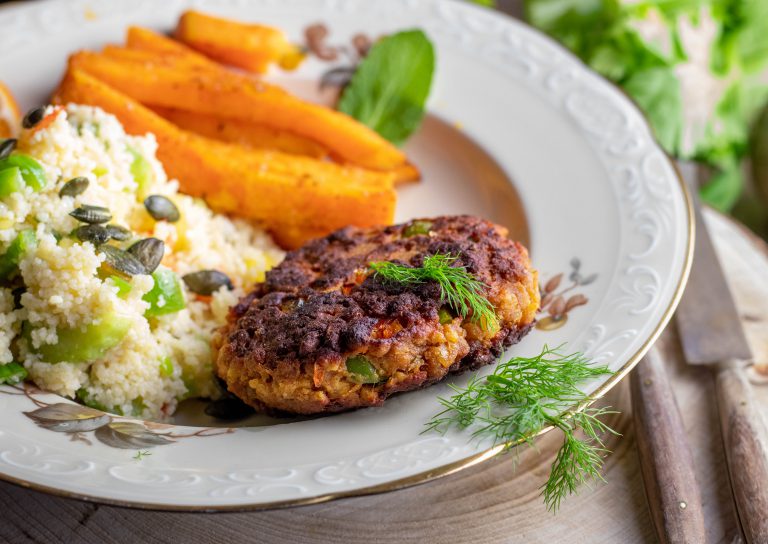 Hacksteaks vegan - mit Süßkartoffelpommes und CousCous-Salat