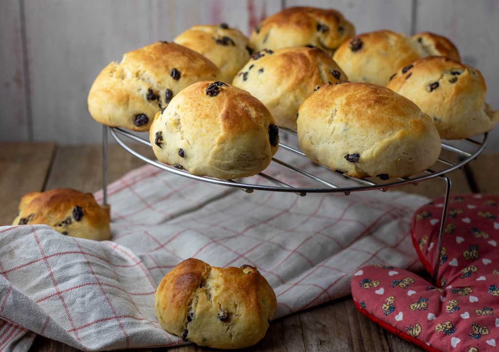 Fluffig-weiche Rosinenbrötchen aus Quark-Öl-Teig - Dailyvegan