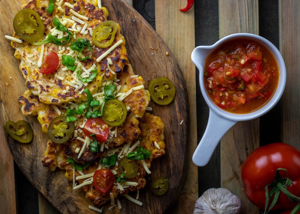 Mais Fritters mit selbstgemachter Tomaten-Salsa - Dailyvegan