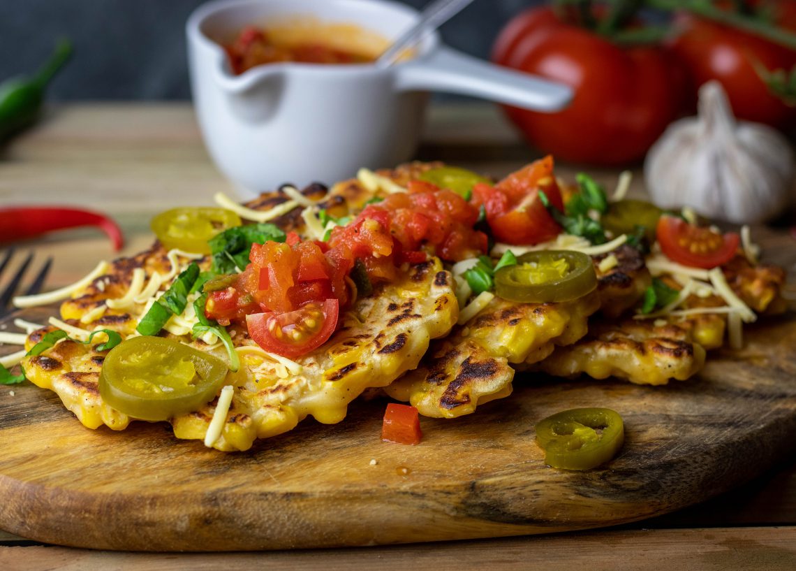 Mais Fritters mit selbstgemachter Tomaten-Salsa - Dailyvegan