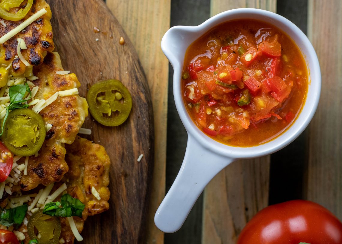 Mais Fritters mit selbstgemachter Tomaten-Salsa - Dailyvegan