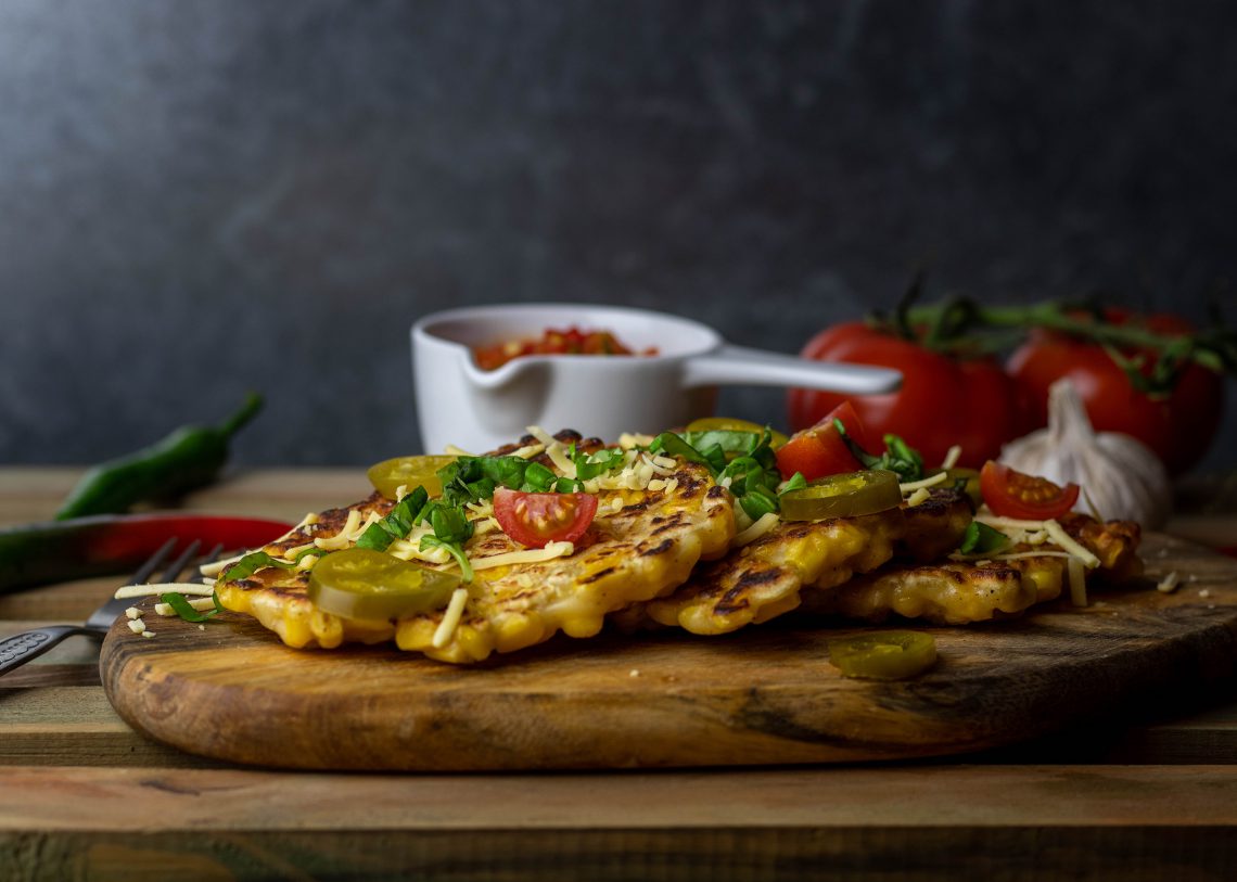 Mais Fritters mit selbstgemachter Tomaten-Salsa - Dailyvegan